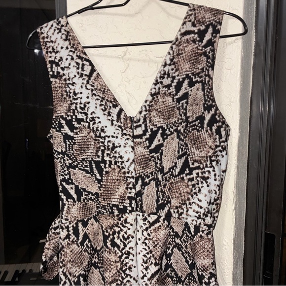 Sleeveless Snake-Print Overalls / Jumpsuit - snake 🐍 skin print With pockets - Picture 3 of 7